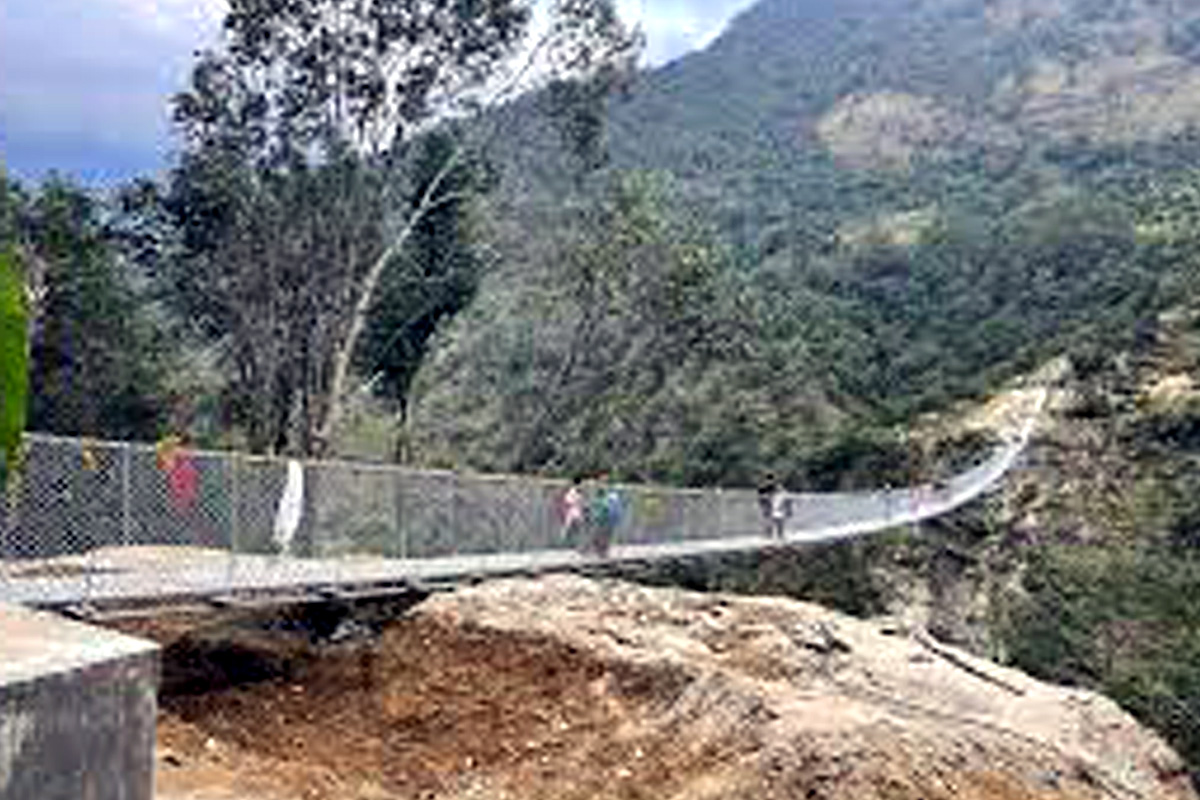 सोलुदूधकुण्ड नगरपालिकामा १ करोड ३२ लाखको लागतमा बनेको झोलुङ्गे पुलको उद्धघाटन